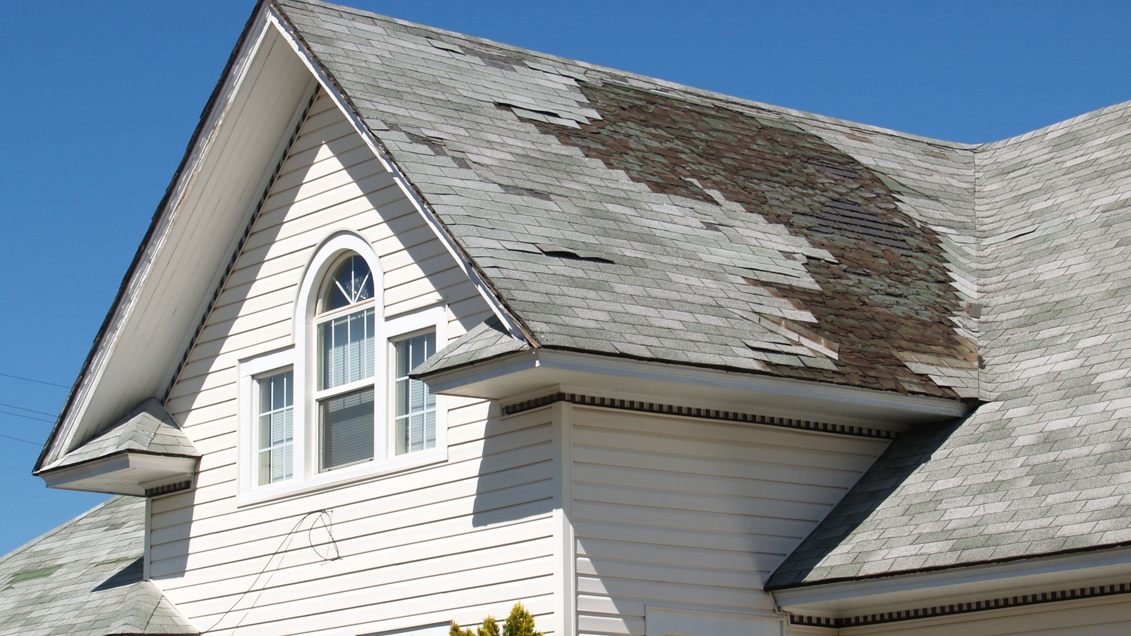 What Are the Early Warning Signs of a Failing Roof?