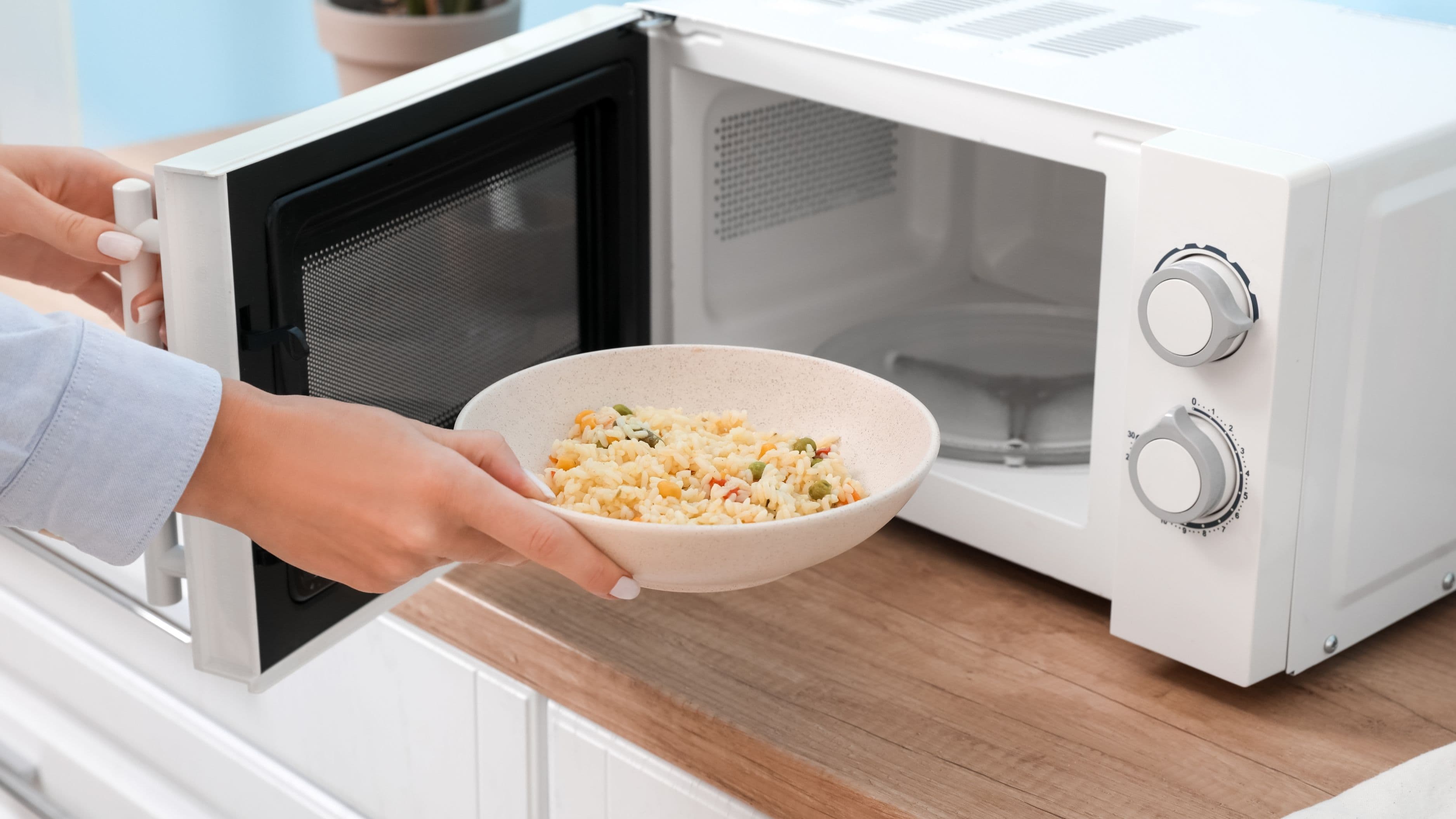 How to Fix a Microwave That Runs but Doesn't Heat Food