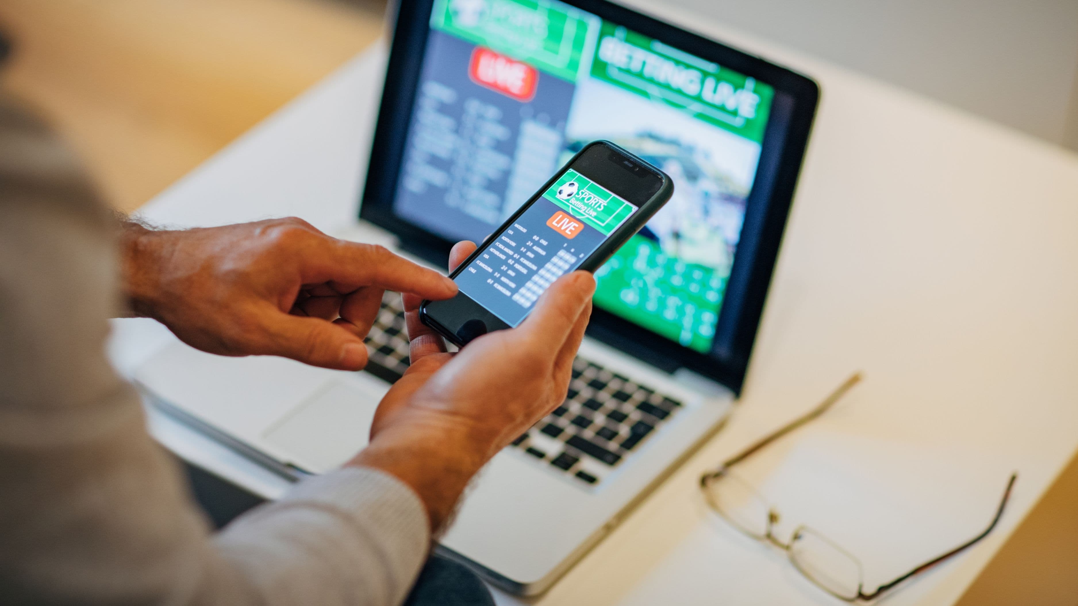 What Is Parlay Betting and When Does It Ever Make Mathematical Sense?