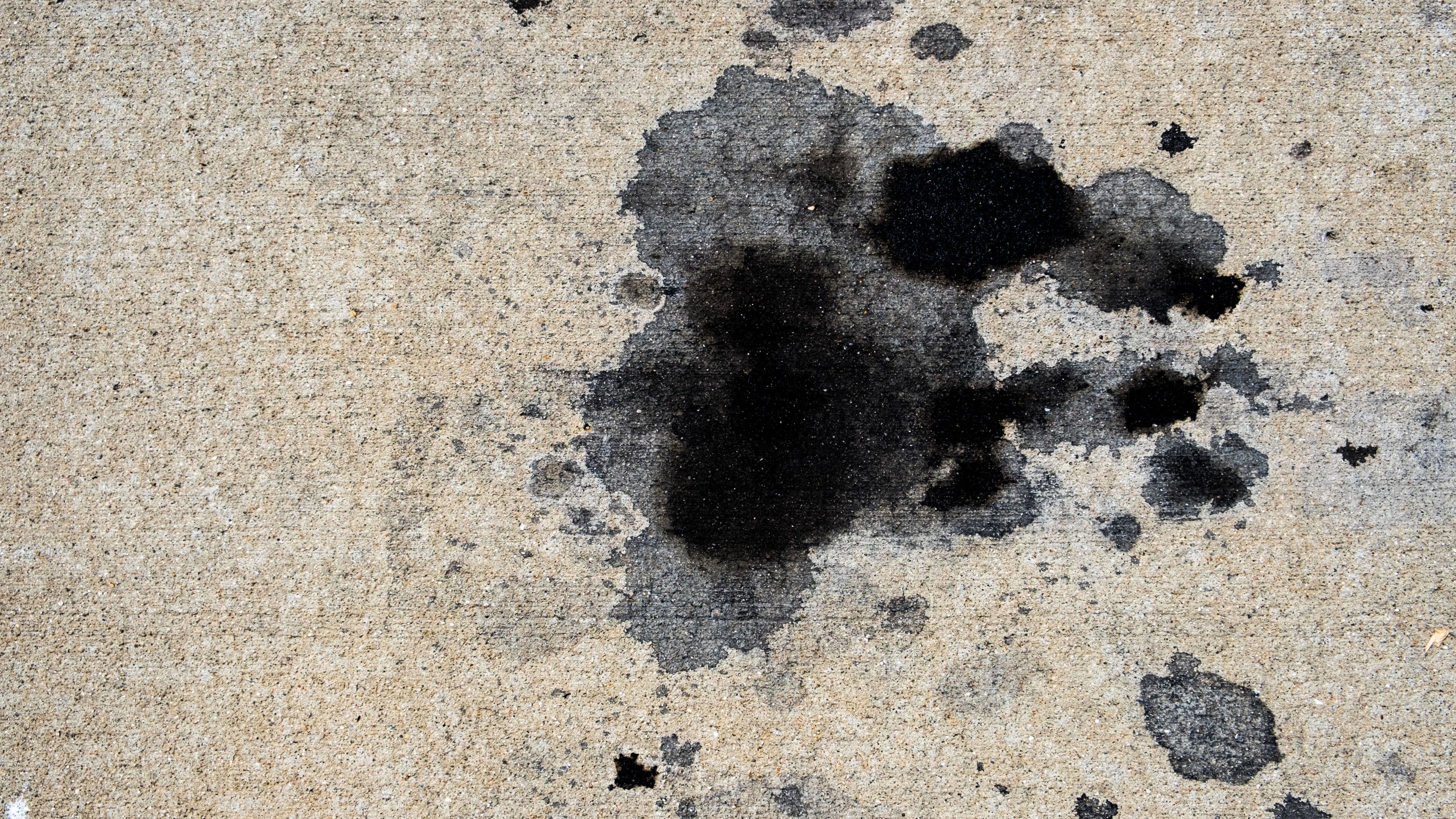 How to Remove Oil Stains From a Concrete Driveway